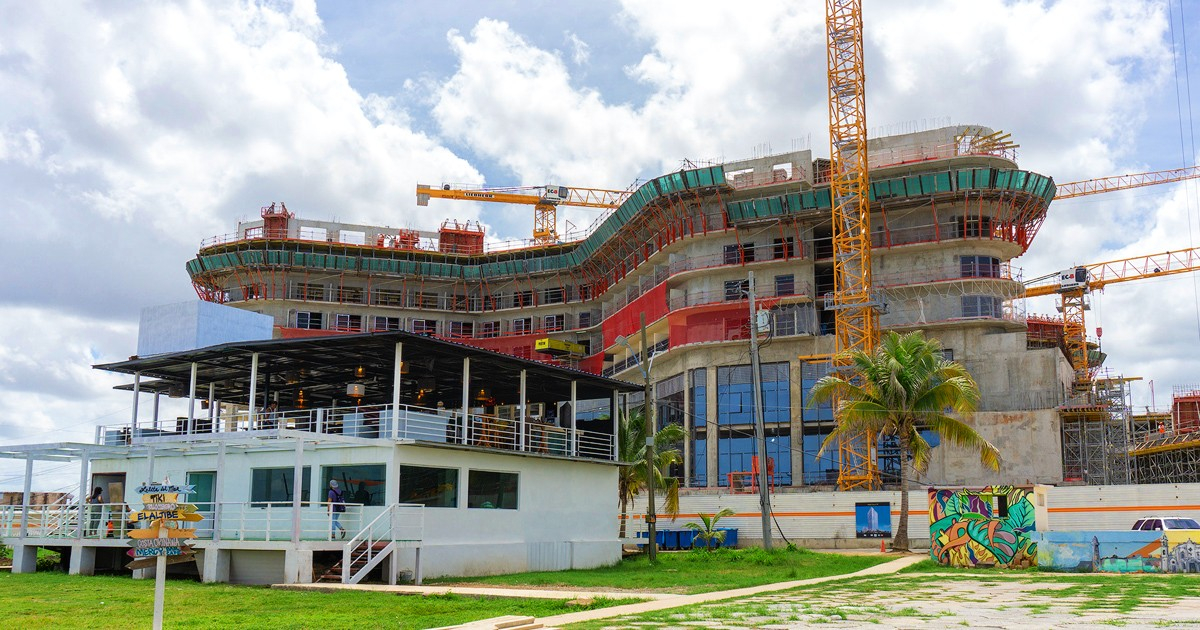 Instalaciones del Paseo Marítimo de 1ra y 70, con el hotel en construcción al fondo © Cibercuba