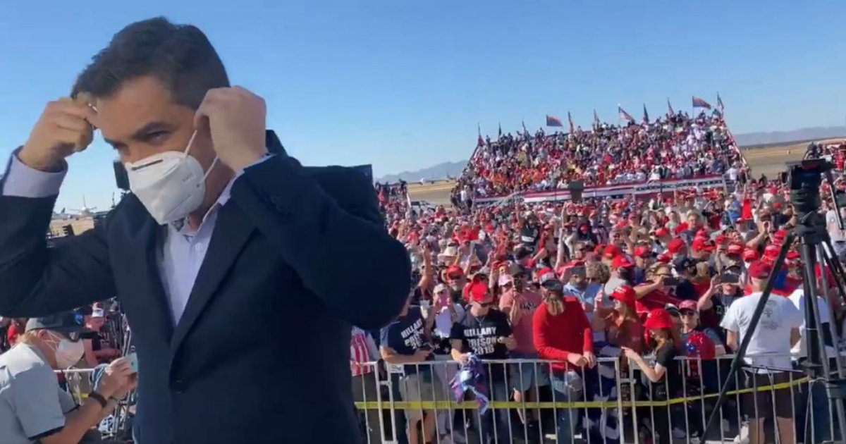 Jim Acosta durante acto de campaña en Arizona © Captura de Twitter/Jim Acosta