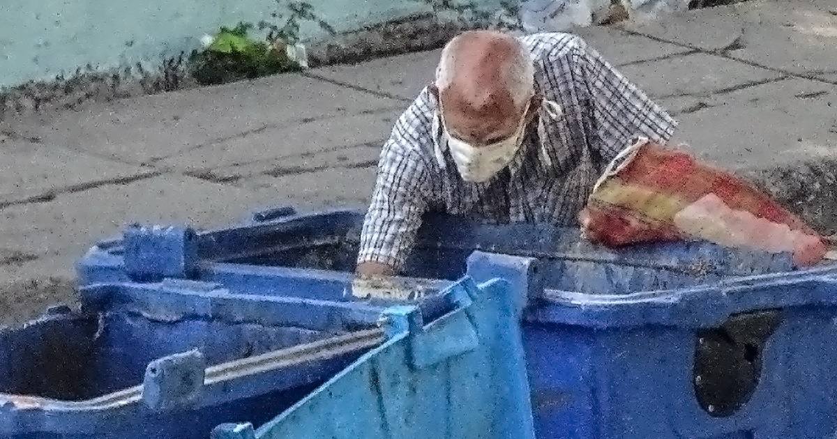 Anciano registra un latón de basura en La Habana (Imagen de referencia) © CiberCuba