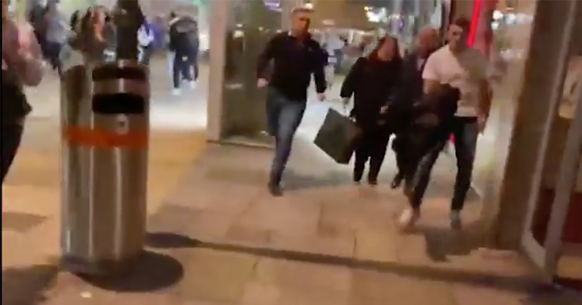 Personas huyen de un tiroteo en Viena © Captura de video / Twitter
