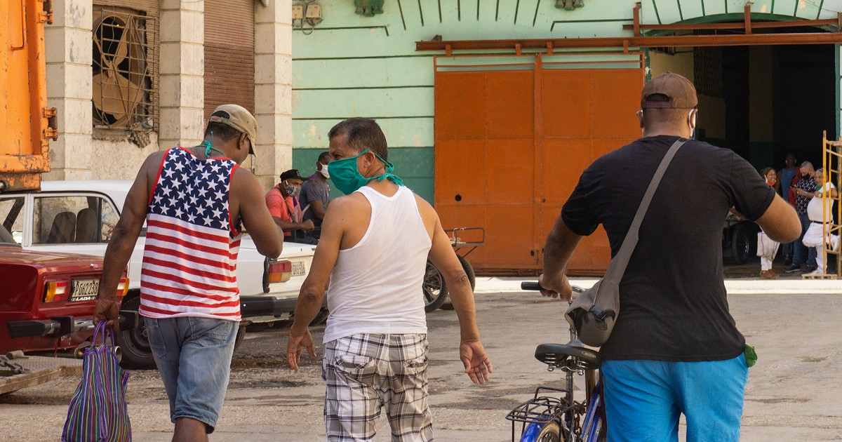 Cubano con camiseta alusiva a bandera norteamericana (Imagen de referencia) © CiberCuba