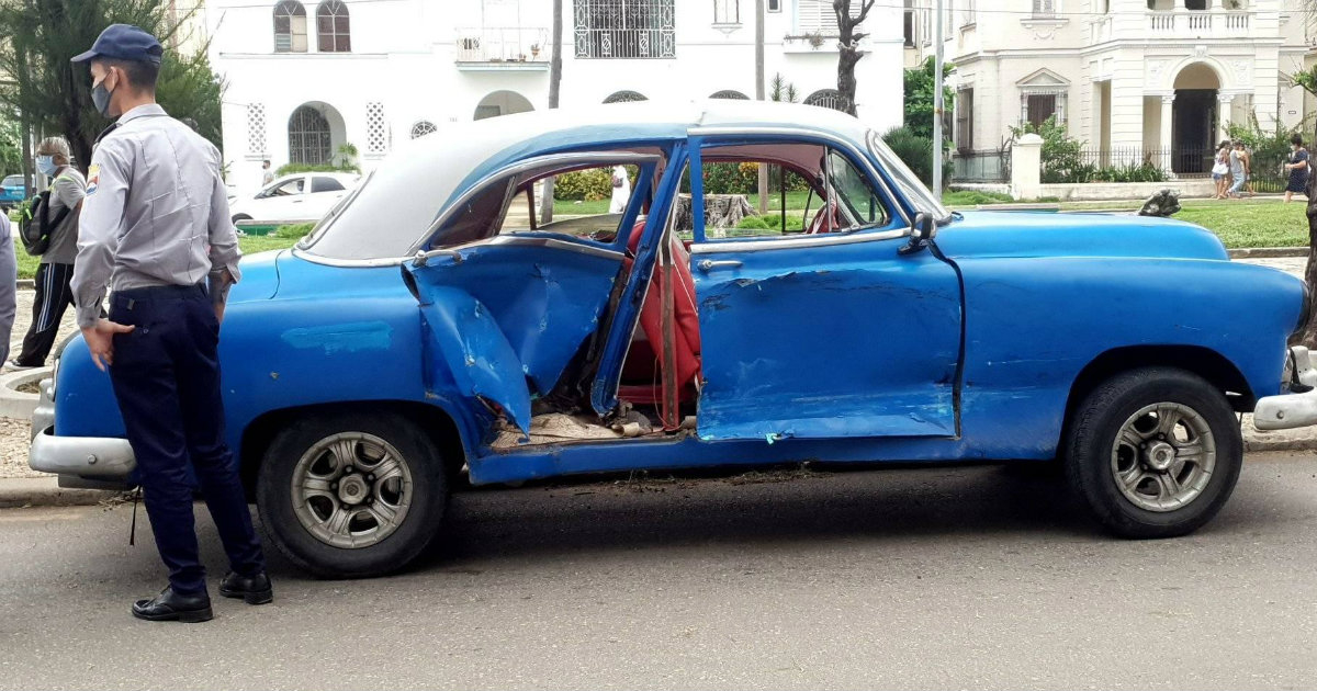 Así quedó el almendrón tras el impacto con un auto diplomático. © Serra Hernández / Facebook