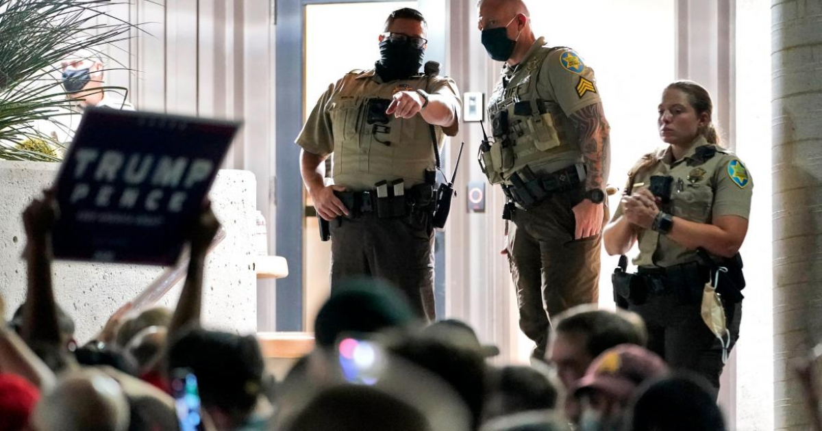 Policía protege un centro de votación en Arizona © AJ+/ Twitter