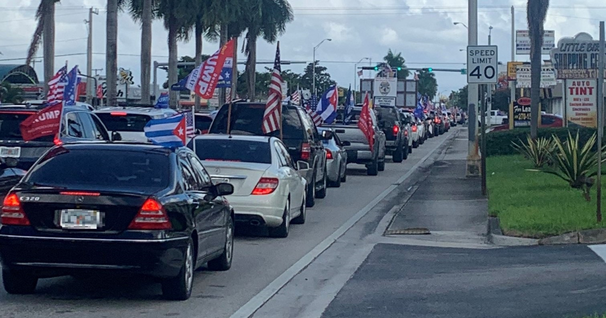 Cubanos, en una caravana en apoyo a Trump. © CiberCuba