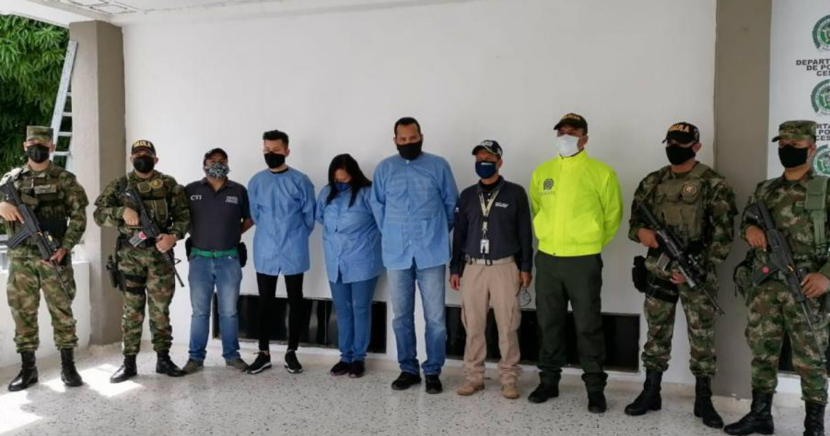 Funcionarios detenidos por la venta de cédulas a cubanos y venezolanos. © Policía de Colombia.