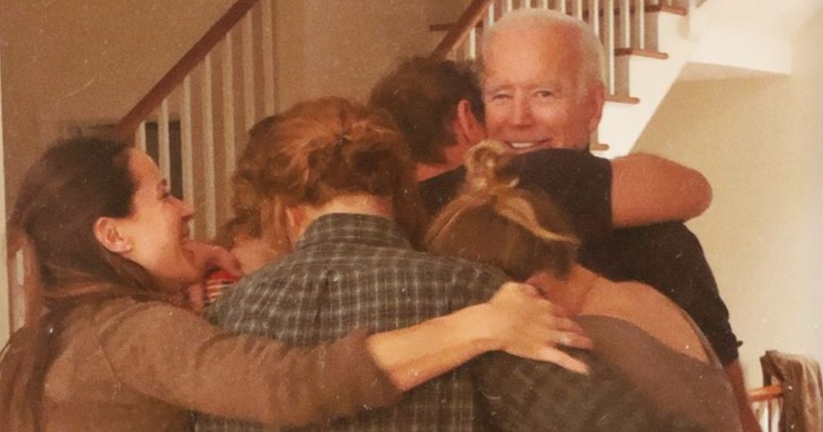Joe Biden abraza a sus nietos luego de saberse ganador de las elecciones © Twitter / Naomi Biden