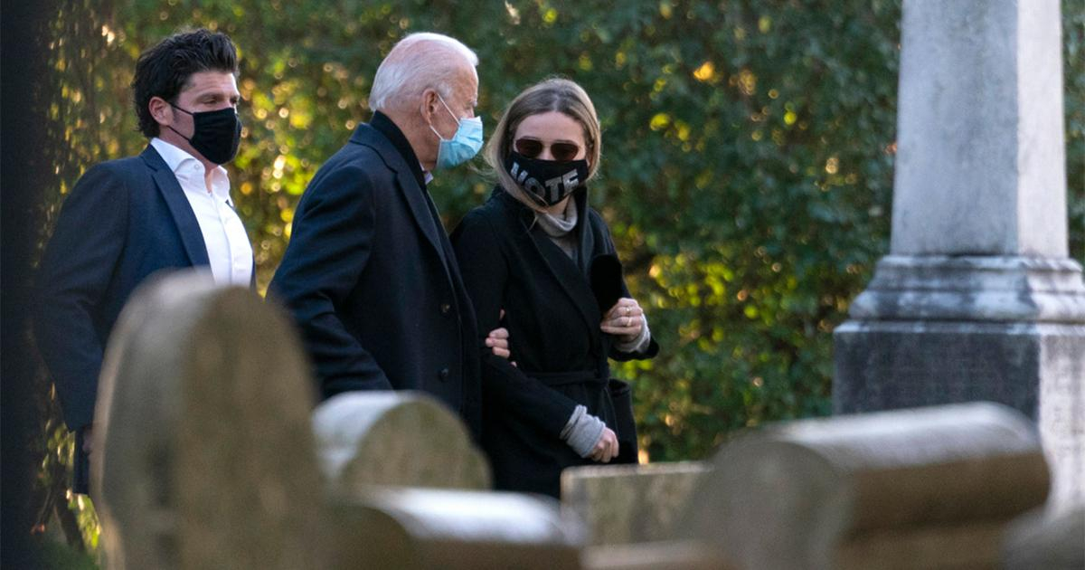 Joe Biden visitando la tumba de su hijo Beau el 3 de noviembre © Twitter / New York Post
