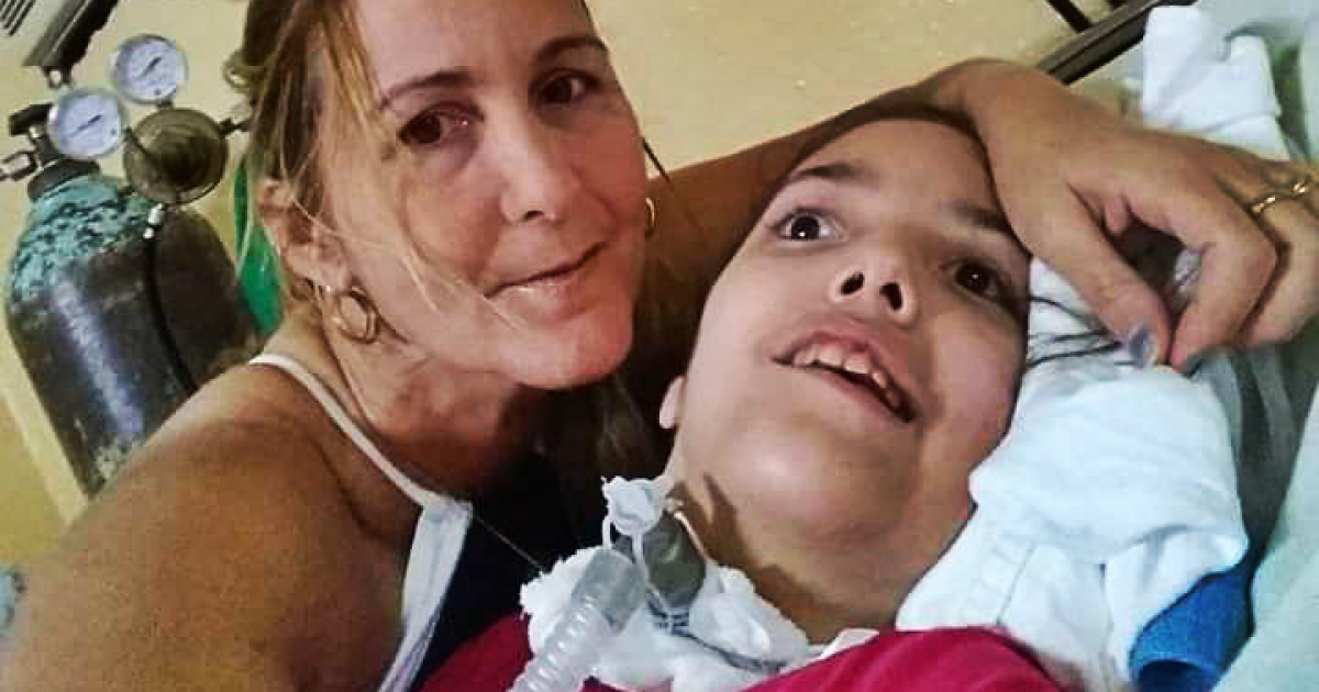 Tania Pérez Espinosa y su hija enferma © Cortesía familiar