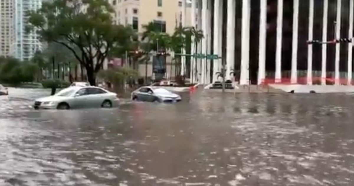 Inundaciones en Brickell, Miami-Dade © Twitter / Jonathan Petramala