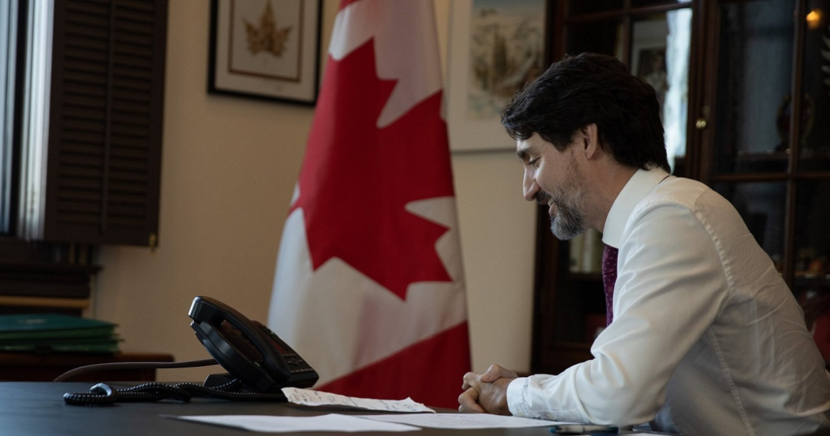 Justin Trudeau conversando por teléfono con Joe Biden © Facebook / Justin Trudeau