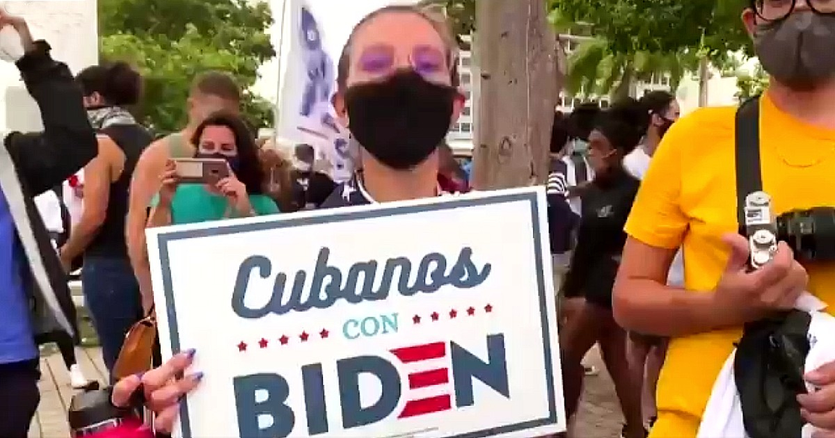 Latinos manifestándose a favor de Joe Biden © Twitter / Reuters