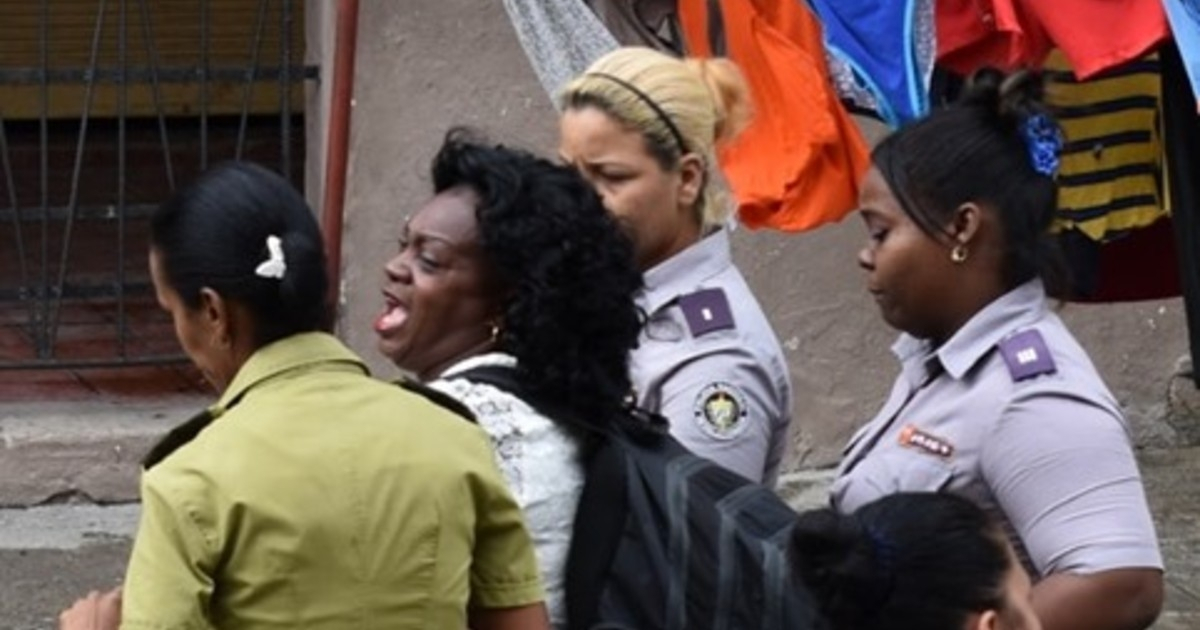 Berta Soler, líder de las Damas de Blanco, siendo detenida © Facebook / Angel Moya