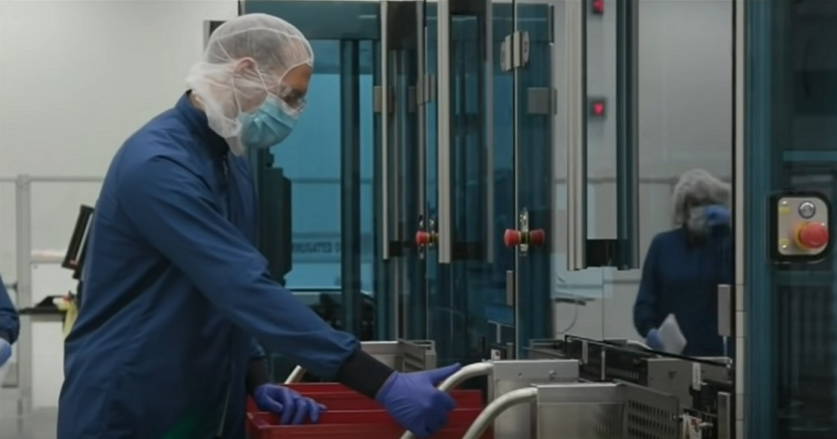 El producto de Pfizer se desarrolla en conjunto con la compañía alemana BioNTech. © Captura de Youtube / Telemundo