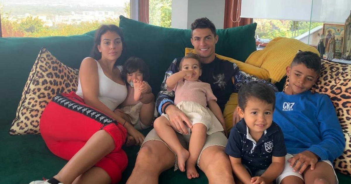 Cristiano Ronaldo y Georgina Rodríguez posan con sus hijos © Instagram / Cristiano Ronaldo
