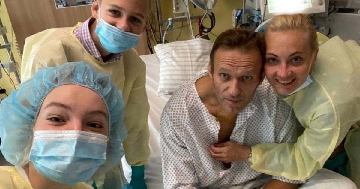 Alexei Navalny y su familia en el hospital © Instagram/ navalny