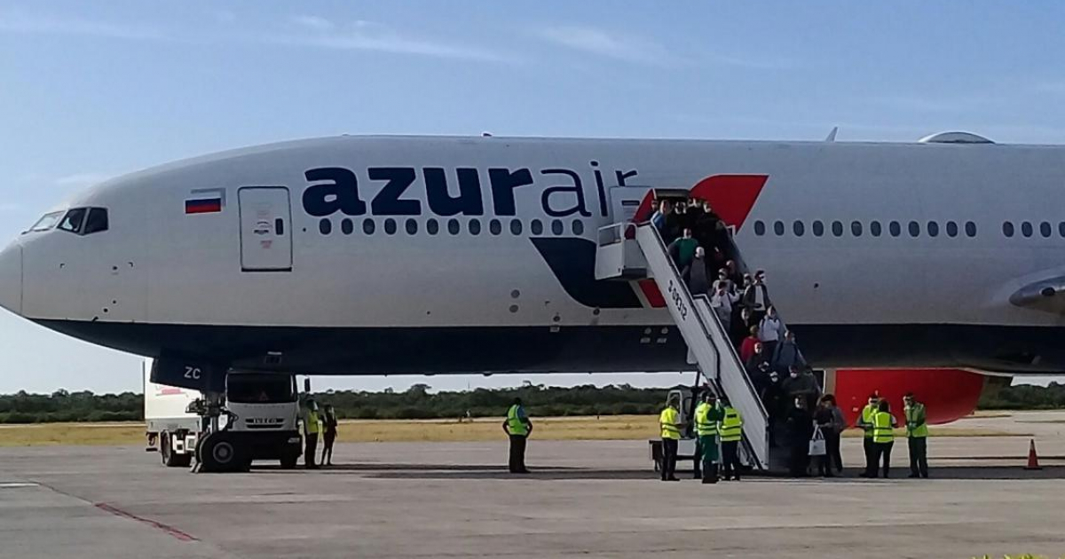 Llegada a Cuba de avión con turistas rusos, varios de los cuales han dado positivo al virus © Televisión Avileña/ Facebook 