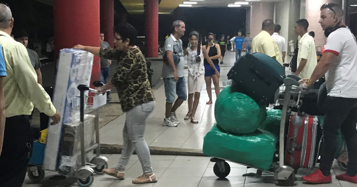 Cubanos cargados de equipaje en Aeropuerto de La Habana © CiberCuba