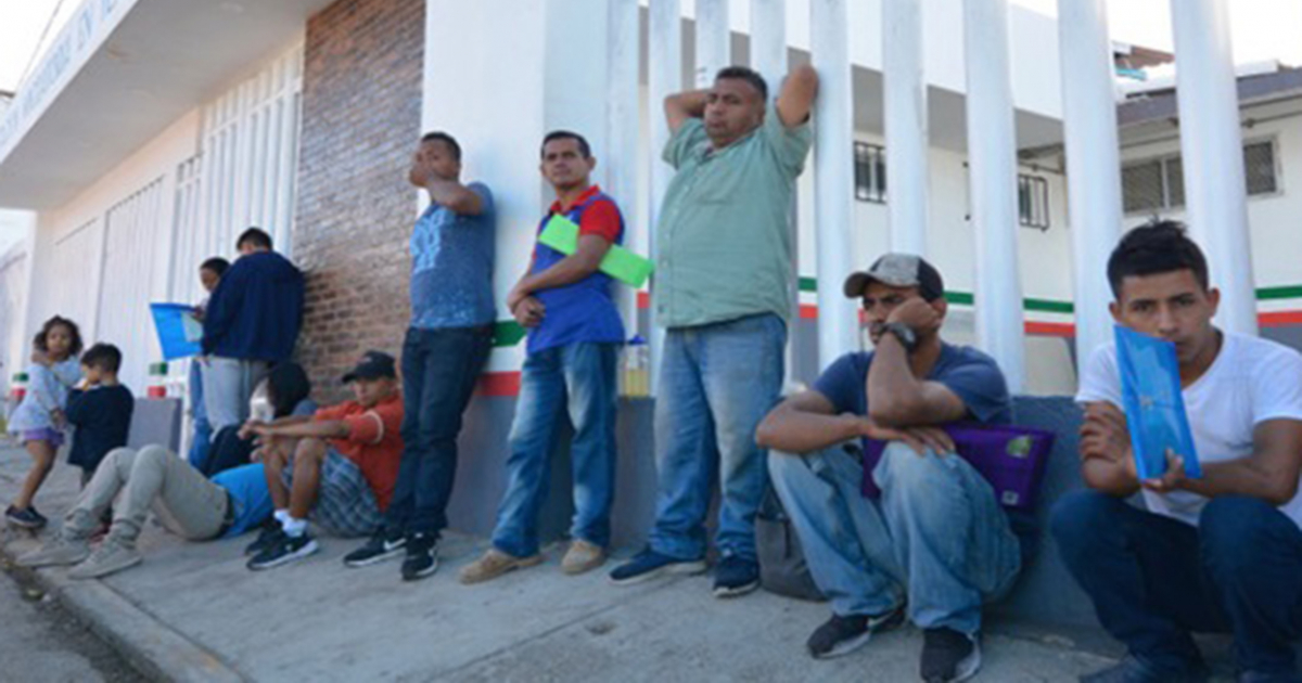 Colas para solicitar asilo a través de la COMAR en México © Wikimedia Commons