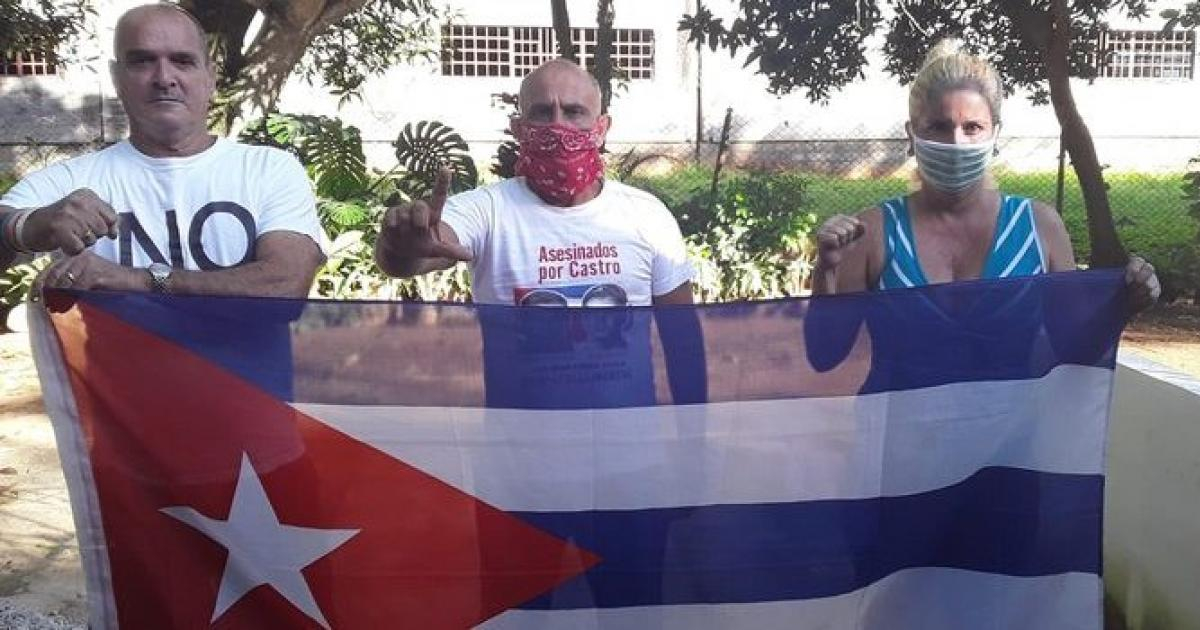 Miembros del MONR con una bandera cubana © José Díaz Silva/ Facebook