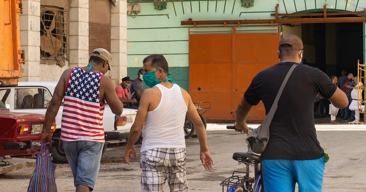Cubano con camiseta alusiva a bandera norteamericana (Imagen de referencia) © CiberCuba