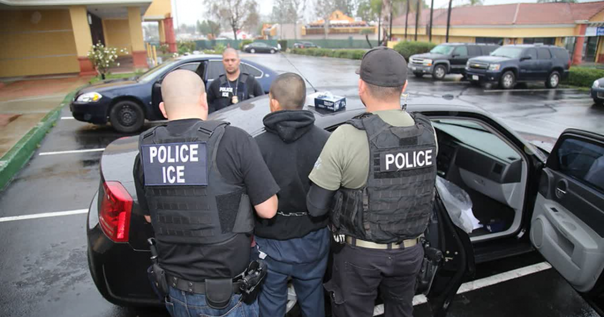 Oficiales del ICE y Control de Aduanas arrestan a un indocumentado © ICE / Twitter
