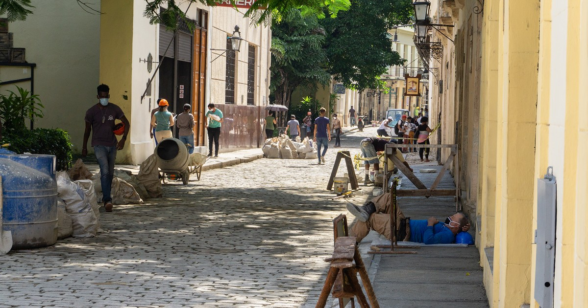 Trabajos en Calle Mercaderes de La Habana Vieja (Referencia) © CiberCuba