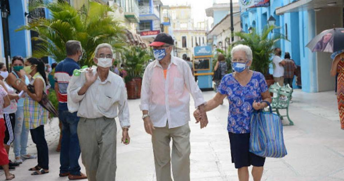 Ancianos en el bulevard de Sancti Spíritus (Imagen referencial) © Escambray/ Vicente Brito