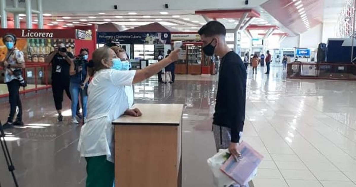 Control de temperatura en la Terminal 3 del Aeropuerto José Martí de La Habana © Foto: Facebook / Ministerio de Transporte de Cuba