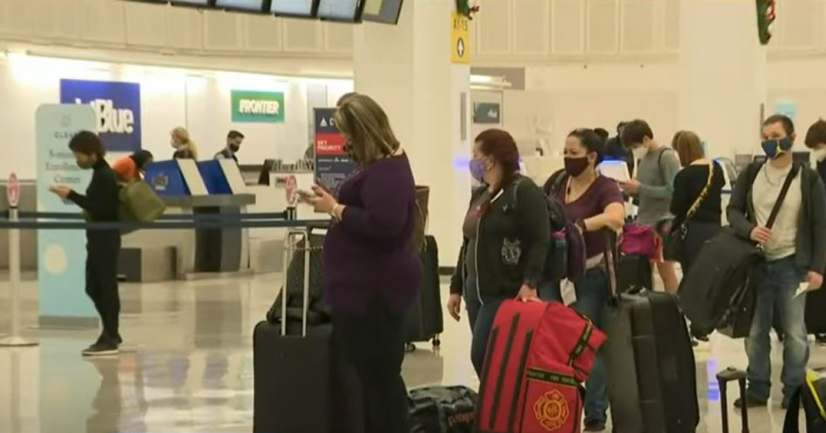 Personas esperan un vuelo en aeropuerto de EE.UU. (referencia) © YouTube/screenshot- KPRC 2 Click2Houston