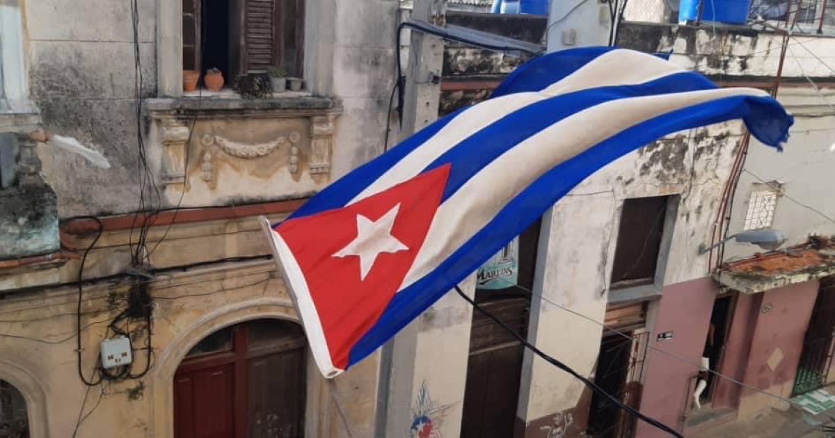 Bandera cubana frente a la sede el Movimiento San Isidro © Movimiento San Isidro