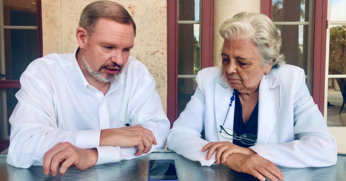 Tim Zuñiga-Brown y Martha Beatriz Roque © Twitter / Embajada de EEUU en Cuba