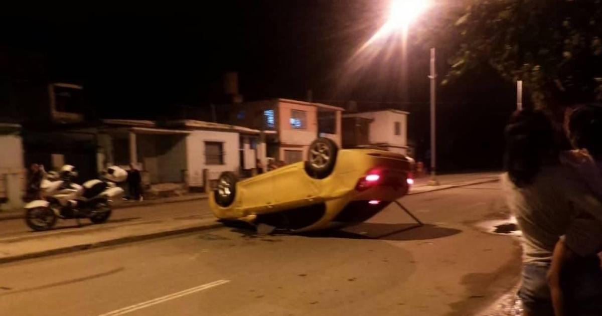 Taxi volcado en Las Tunas © ACCIDENTES BUSES & CAMIONES por más experiencia y menos víctimas!’/ Facebook