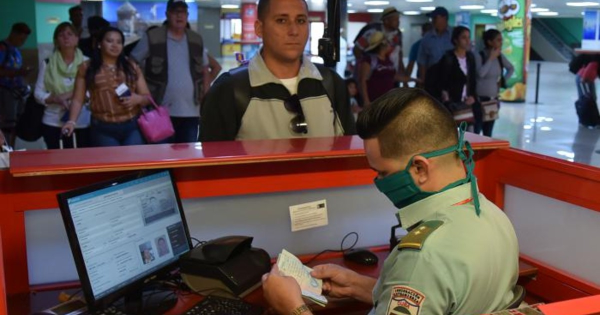 Control migratorio en el aeropuerto de La Habana © MININT