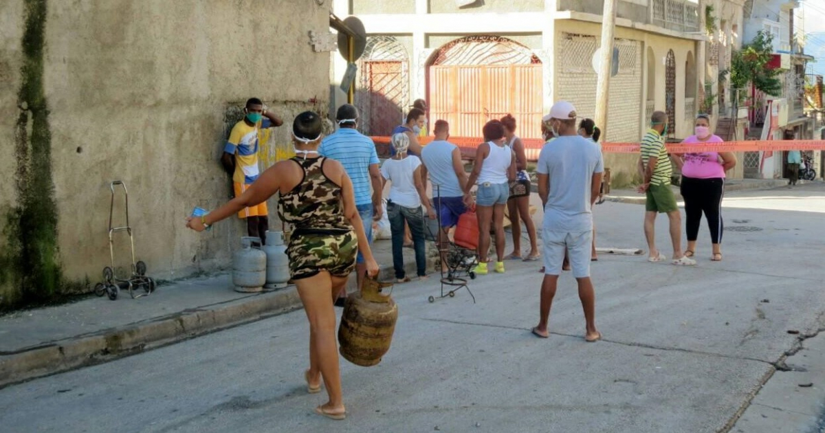 Vecinos en Santiago de Cuba © Facebook / Elias Navarro
