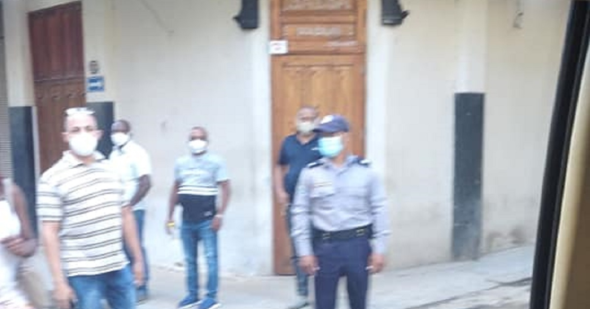 Policía fuera de la casa de Maykel Osorbo © Facebook / Héctor Luis Valdés