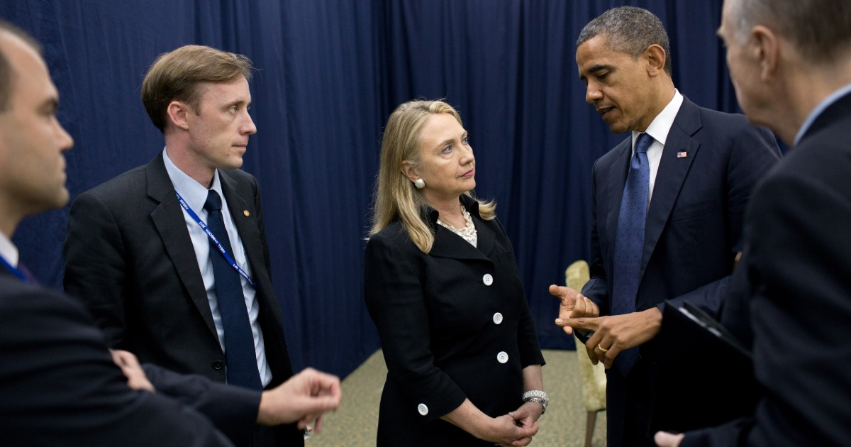 Jake Sullivan junto a Hillary Clinton y Barack Obama © Wikipedia