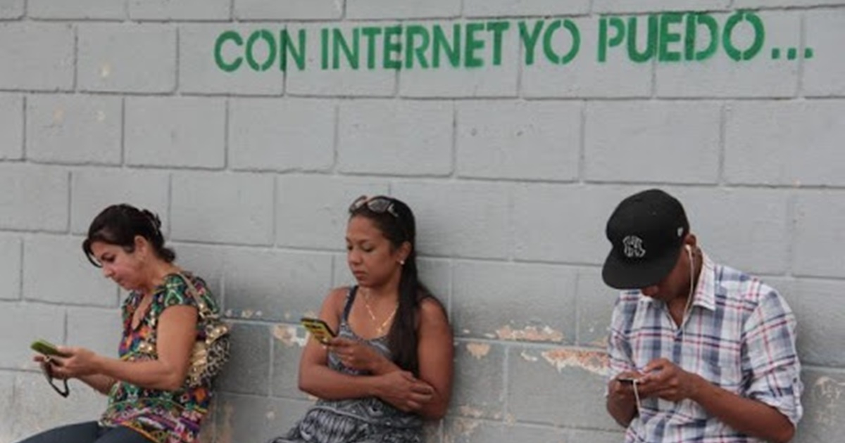 Cubanos conectados a la internet © Periódico oficialista Granma