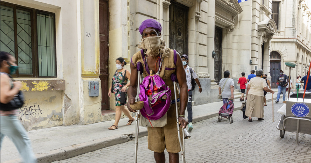 Un cubano ataviado con los colores de San Lázaro, ayer, en La Habana © CiberCuba