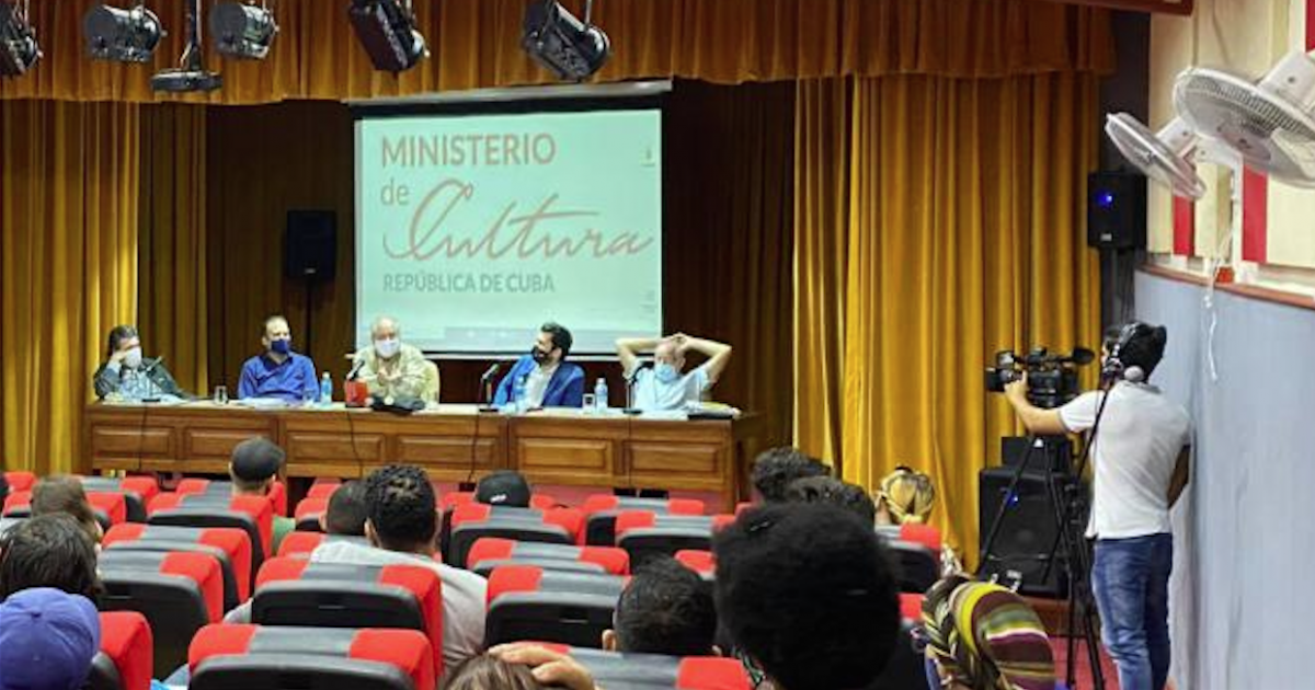 Reunión del MINCULT con los artistas dóciles © Cubadebate