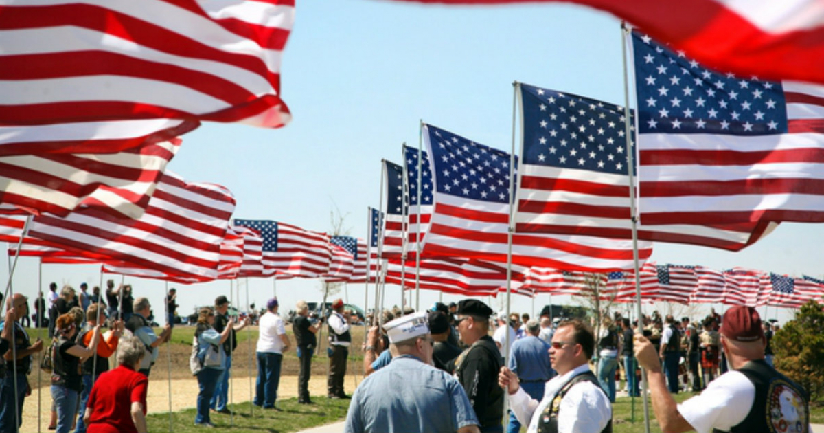 Veteranos en EE.UU. sostienen bandera norteamericanas © Public Domain