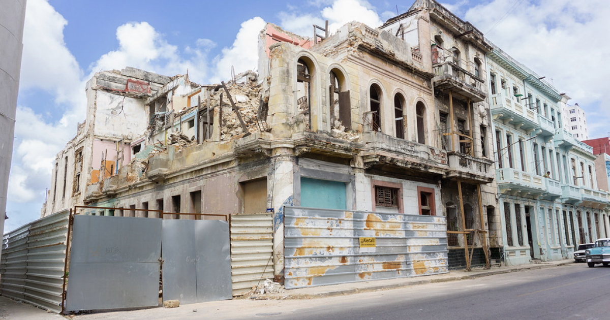 Un edificio semiderruido en la calle San Lázaro, de La Habana © CiberCuba