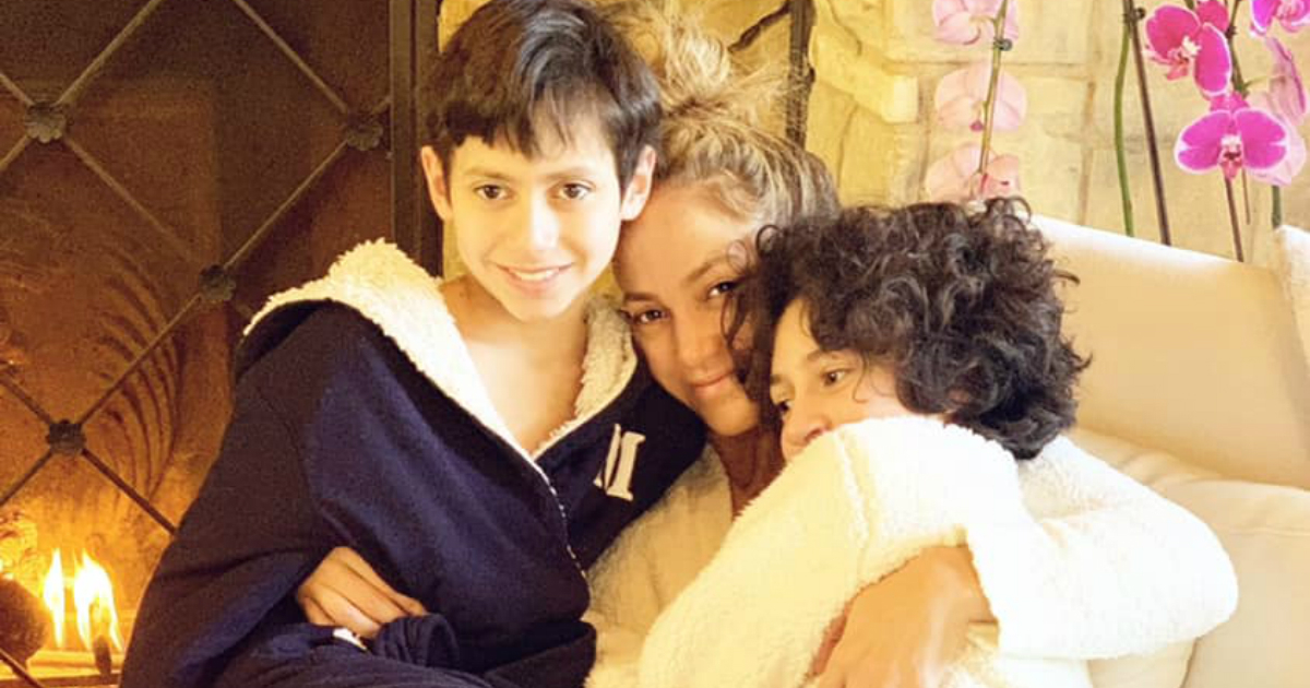 Jennifer Lopez con sus 'coconuts' Max y Emme © Facebook / Jennifer Lopez