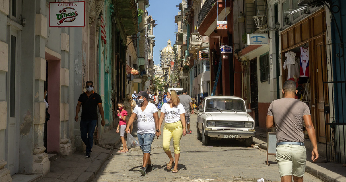 Cubanos pasean por la Habana Vieja © CiberCuba