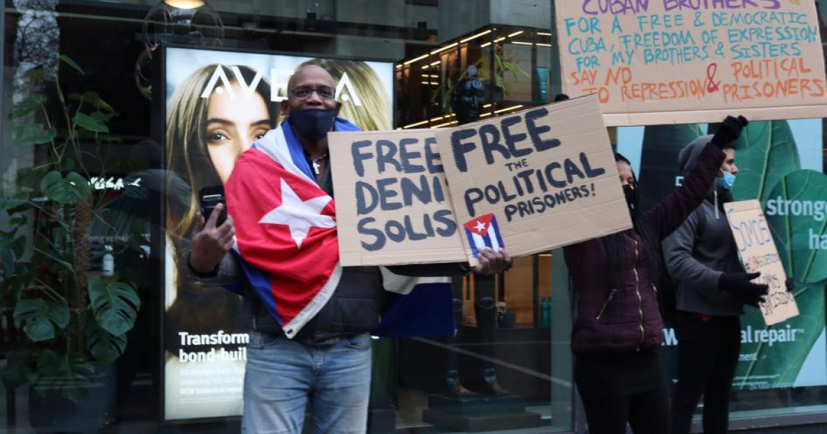 Cubanos se manifiestan frente a la sede de la embajada cubana en Londres © Tifany Récord/ Twitter