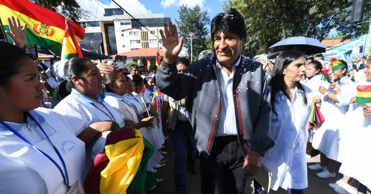 Médicos cubanos junto a ex presidente boliviano Evo Morales © Sharebolivia.com