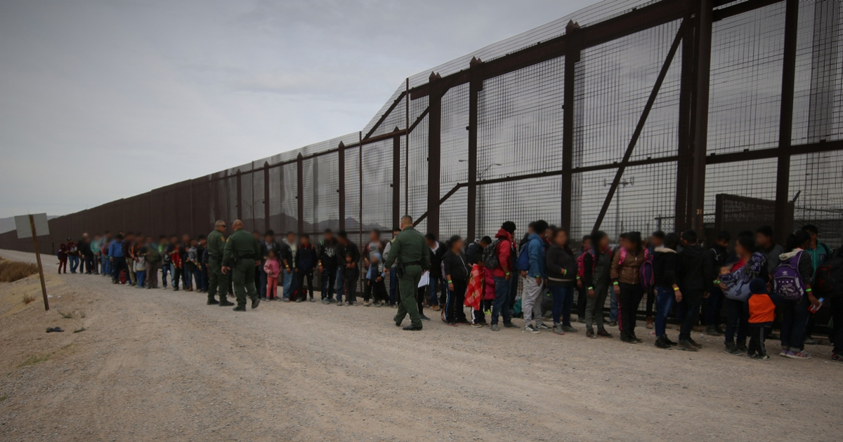Agentes de la Patrulla Fronteriza de el Paso interceptan a un grupo de migrantes © Flickr / U.S. Customs and Border Protection