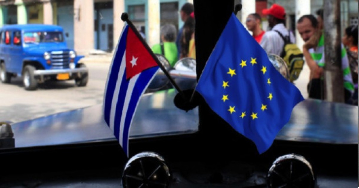 Interior de transporte público en la isla, con las banderas de Cuba y la UE © OCDH