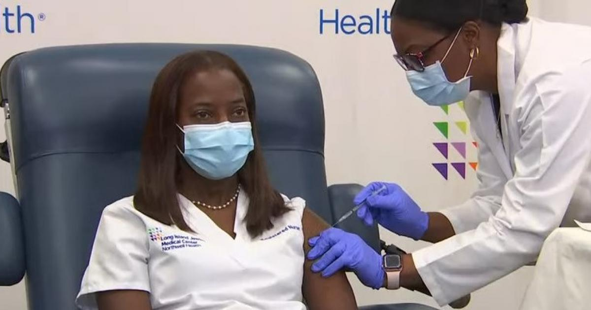 Enfermera Sandra Lindsay recibe la vacuna contra el coronavirus © Captura de video de YouTube de NBC Nueva York