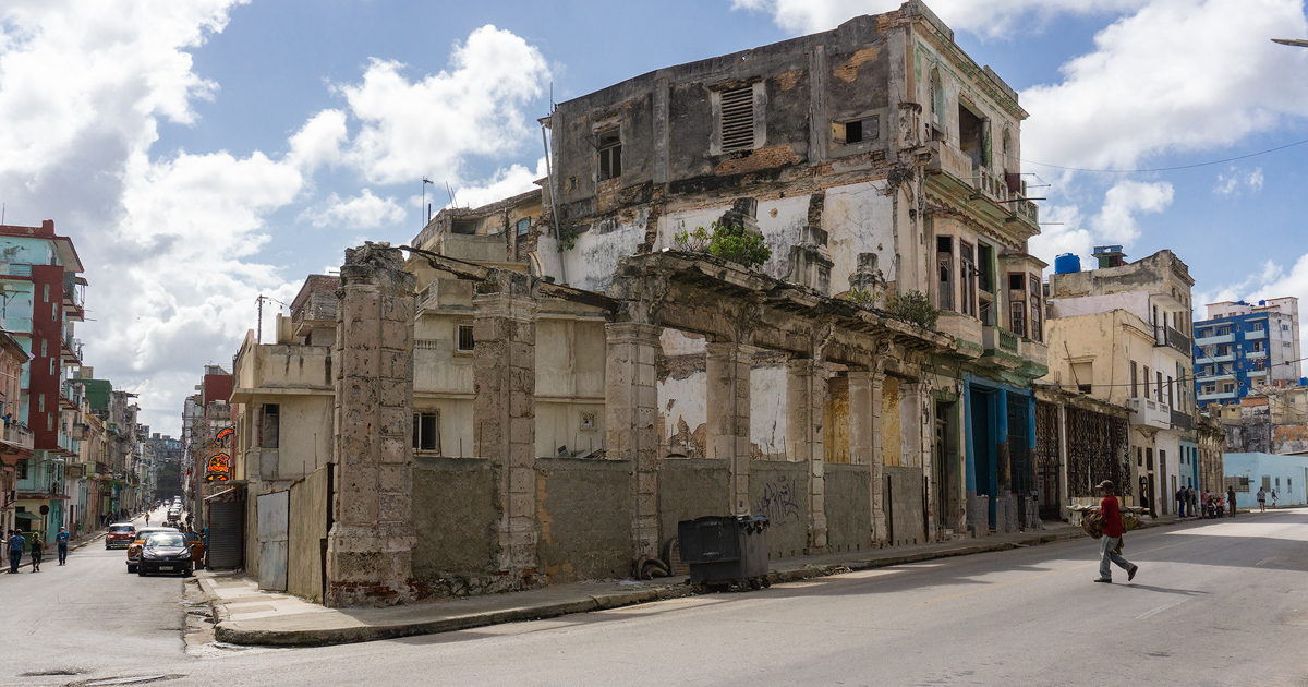 Edificios en mal estado en San Lázaro, La Habana © CiberCuba