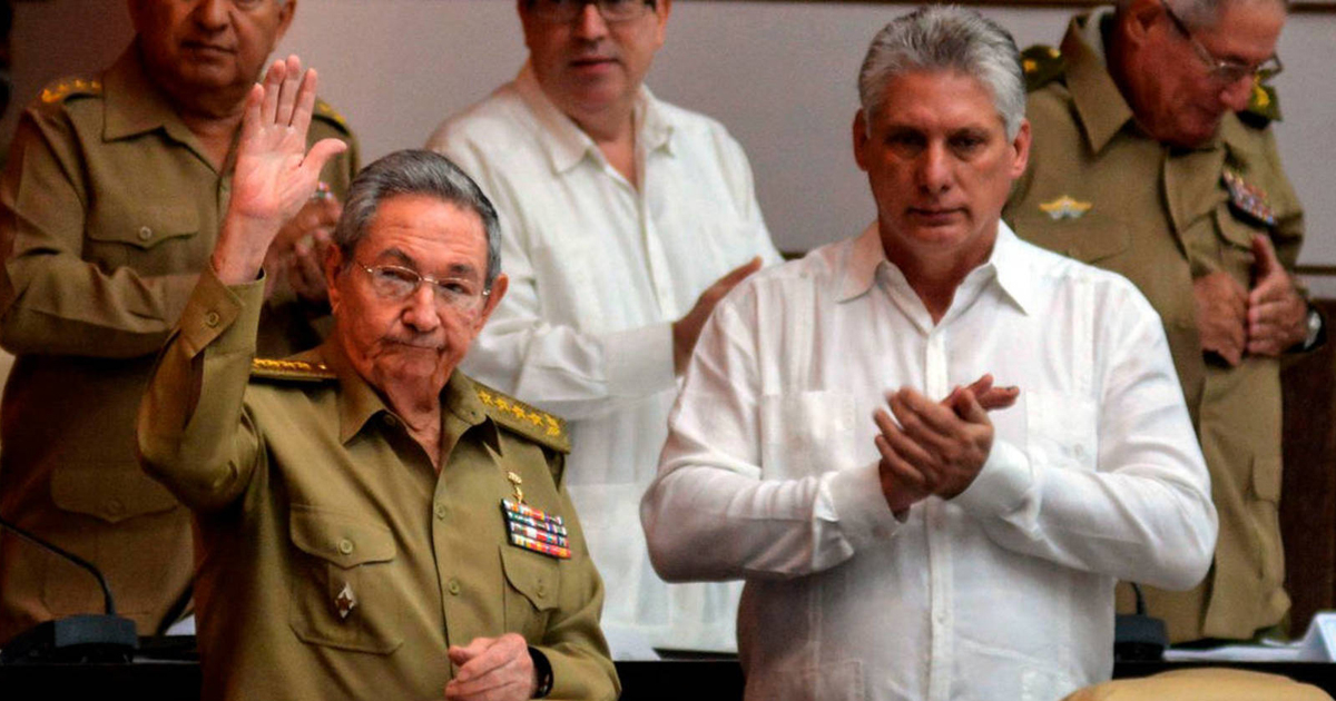 Raúl Castro y Miguel Díaz-Canel © 